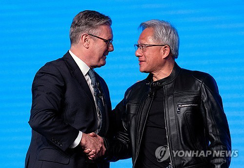 키어 스타머(왼쪽) 영국 총리와 악수하는 젠슨 황 엔비디아 최고경영자(CEO). 로이터 연합뉴스